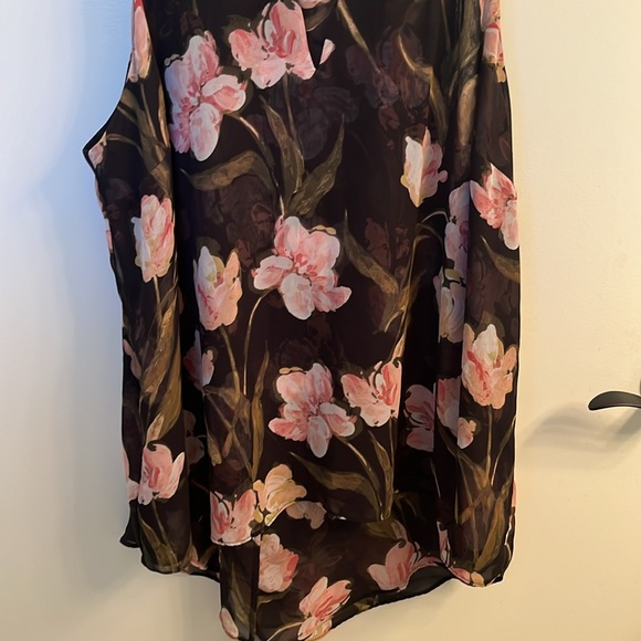 Jennifer Lopez sleeveless floral blouse - Picture 3 of 6